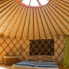 Dormir et vivre dans la yourte, un espace accueillant et apaisant.