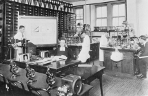 le-musee-de-l-ecole-d-hier l-echelle