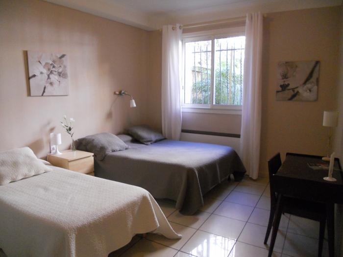 Chambre familiale-côté jardin. 3-4 personnes Chambre familiale-côté jardin. 3-4 personnes