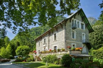 camping-koawa-le-chateau-de-rochetaillee le-bourg-d-oisans camping-koawa-le-chateau-de-rochetaillee le-bourg-d-oisans