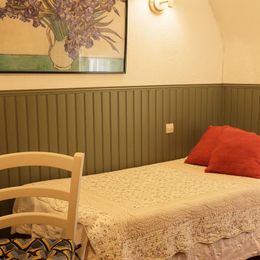 Chambre simple avec salle de douche et WC commun